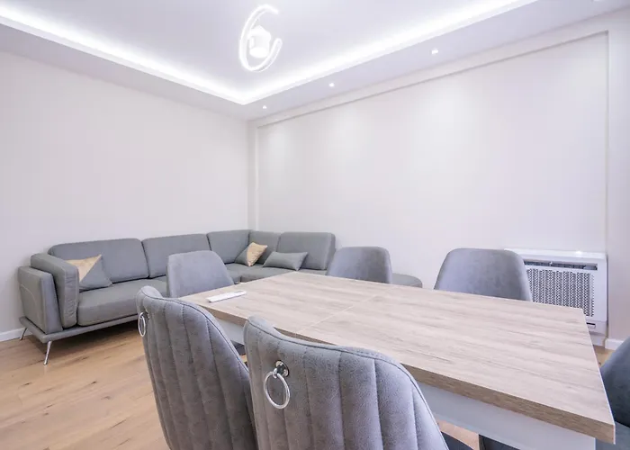 Renovated Close To Town Center And The * Vlorë
